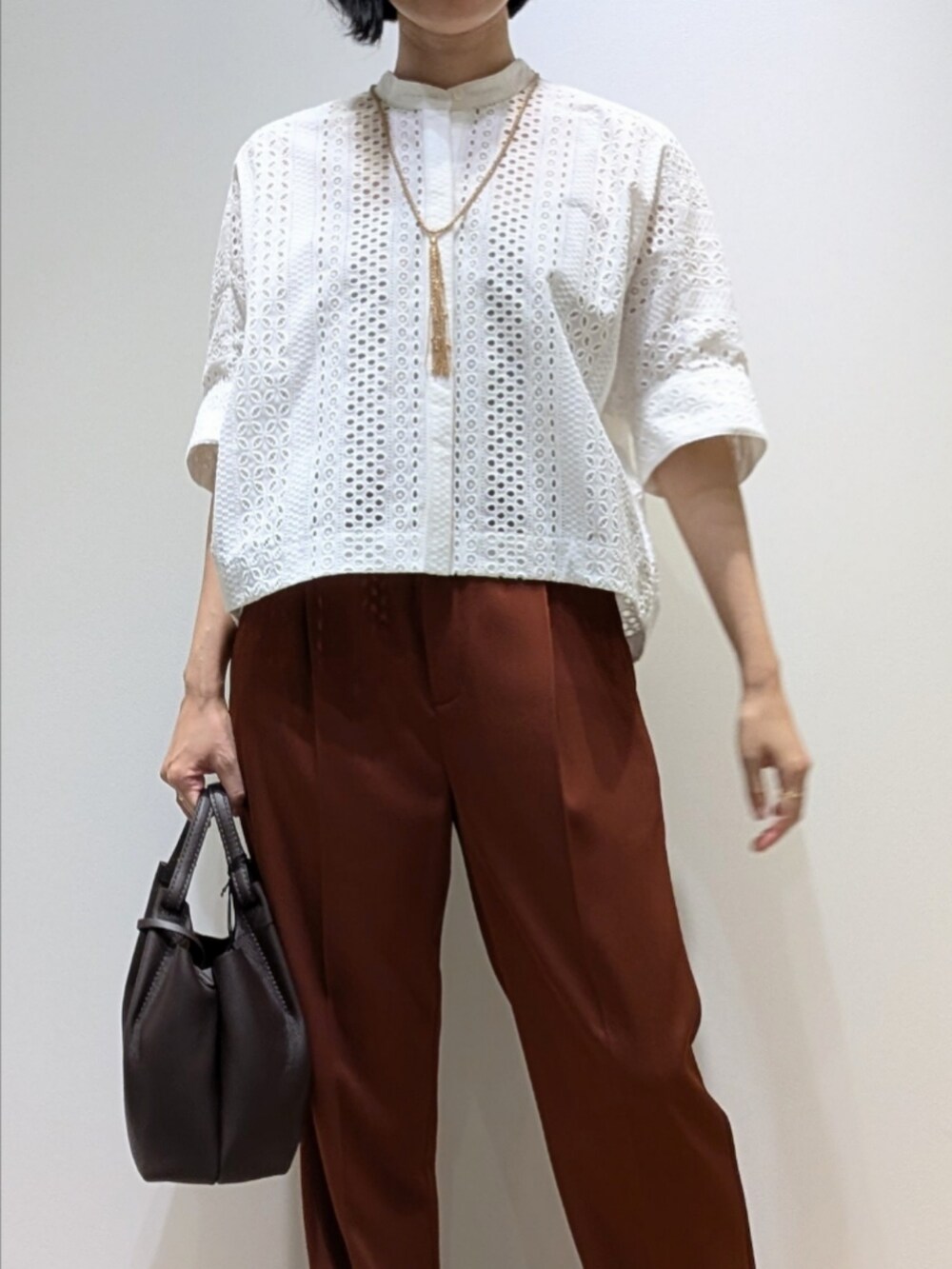 ホワイト系のシャツ/ブラウス、ブラウン系のその他パンツ、ゴールド系のネックレスを着用したレディースの夏コーディネートの2枚目の写真