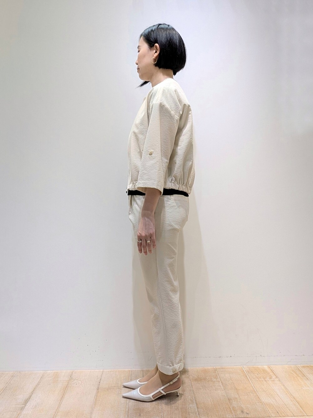 ベージュ系のブルゾン、ベージュ系のその他パンツを着用したレディースの夏コーディネートの2枚目の写真