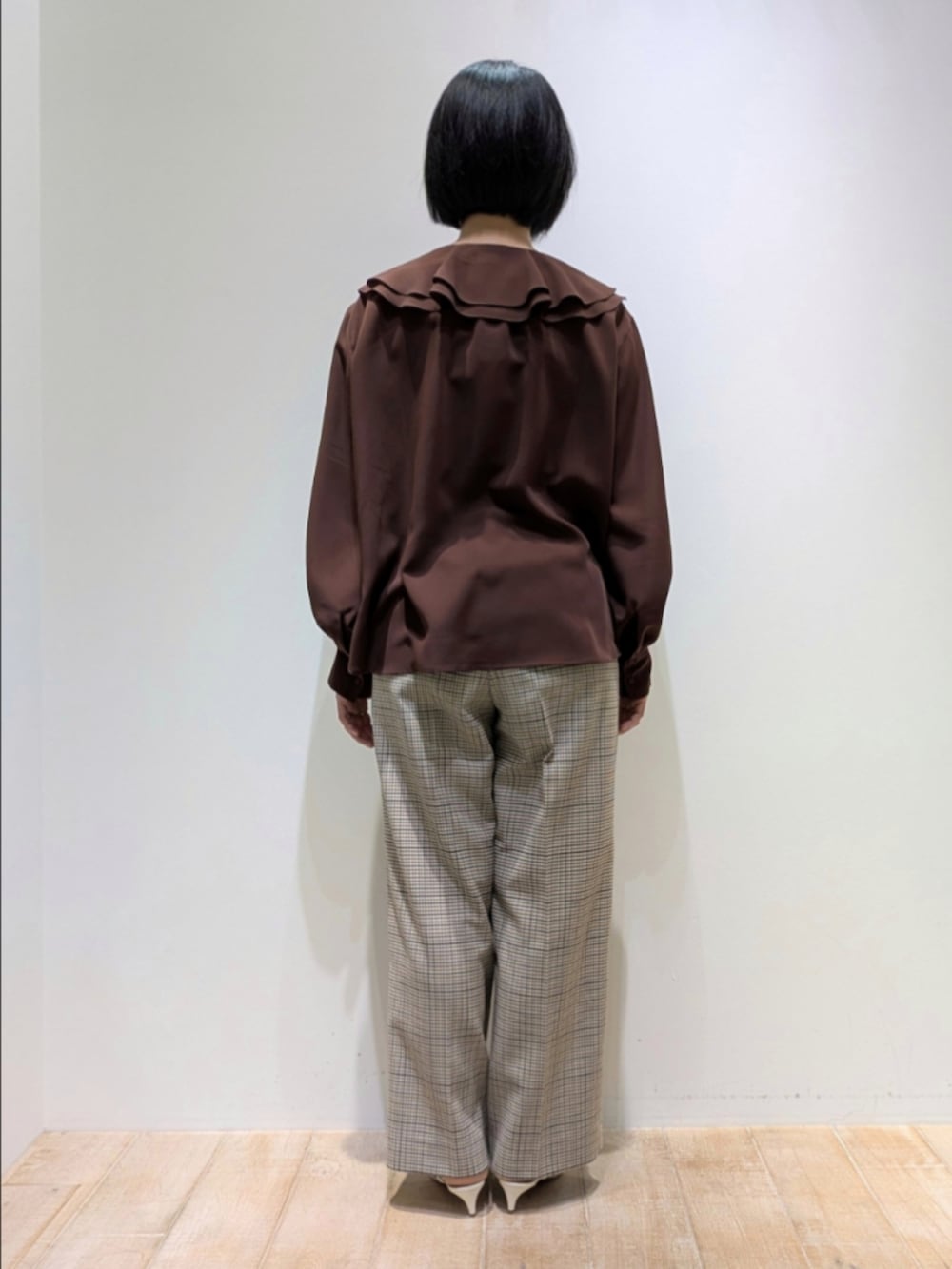 レッド系のシャツ/ブラウス、ベージュ系のその他パンツを着用したレディースの秋コーディネートの5枚目の写真