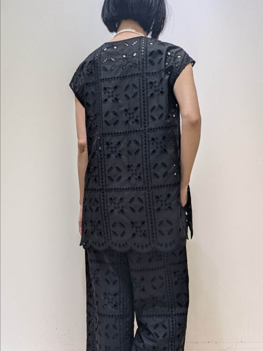 ブラック系のシャツ/ブラウス、ブラック系のその他パンツ、ホワイト系のネックレスを着用したレディースの夏コーディネートの5枚目の写真