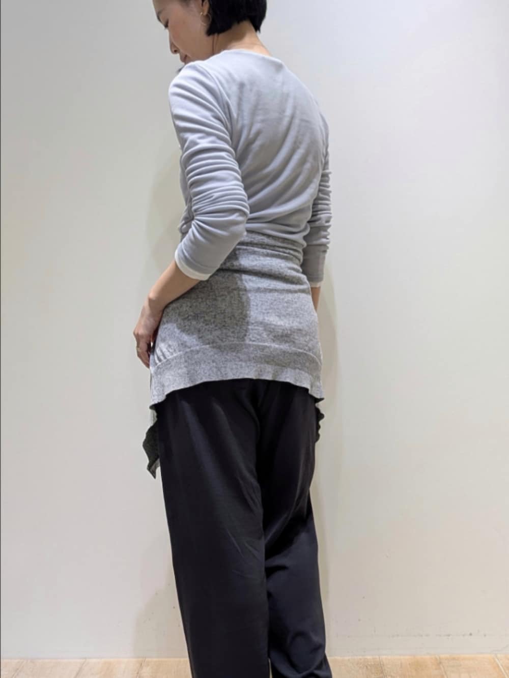 ホワイト系のTシャツ/カットソー、グレー系のTシャツ/カットソー、グレー系のカーディガン/ボレロを着用したレディースの春コーディネートの4枚目の写真