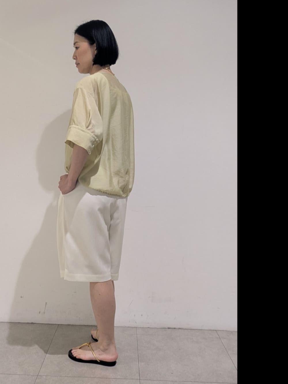 ホワイト系のタンクトップ、ホワイト系のその他パンツ、グリーン系のシャツ/ブラウスを着用したレディースの夏コーディネートの4枚目の写真