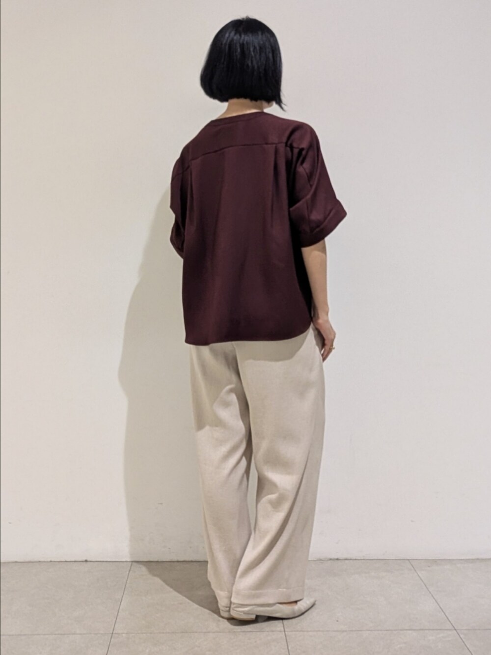 レッド系のシャツ/ブラウス、ベージュ系のその他パンツを着用したレディースの夏コーディネートの5枚目の写真