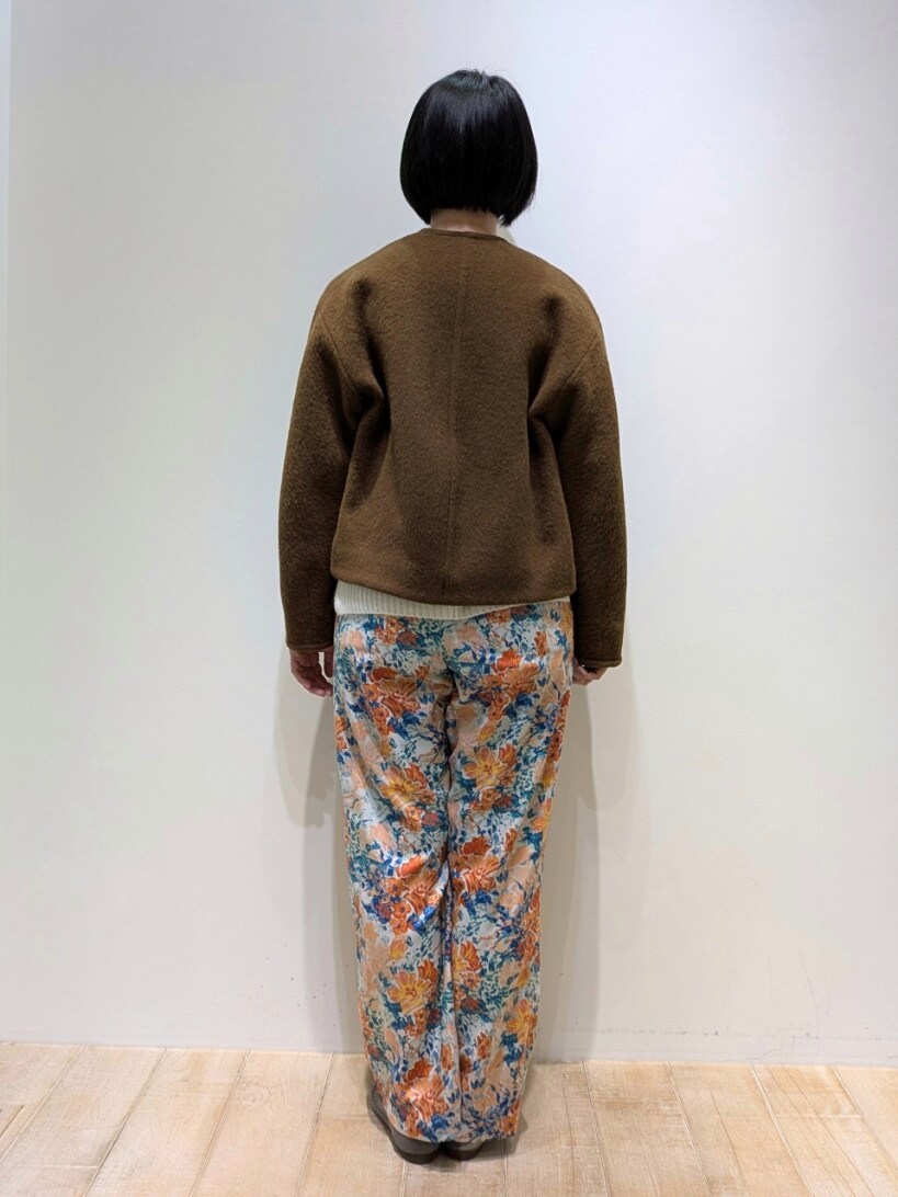 「オトナカジュアル、qualite、カリテ(qualite)、コートスタイル、コートコーデ、ショートコート、ウールコート、シャギーコート、フラワープリント、フラワー柄、パンツスタイル、パンツ、パンツコーデ、骨格ウェーブ、ブルベ夏」｜「qualiteのモヘアシャギーショートーコート（ノーカラーコート、イエロー系）」を使った、Chieさん（骨格ウェーブ・レディース・164cm）の冬コーディネートの3枚目の写真