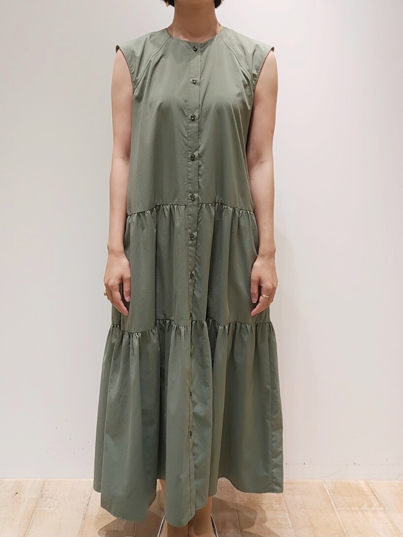 ブルー系のニット/セーター、グリーン系のワンピースを着用したレディースの夏コーディネートの2枚目の写真