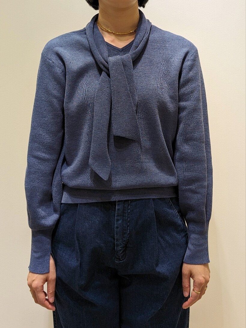 ブルー系のニット/セーター、ブルー系のデニムパンツを着用したレディースの春コーディネートの2枚目の写真