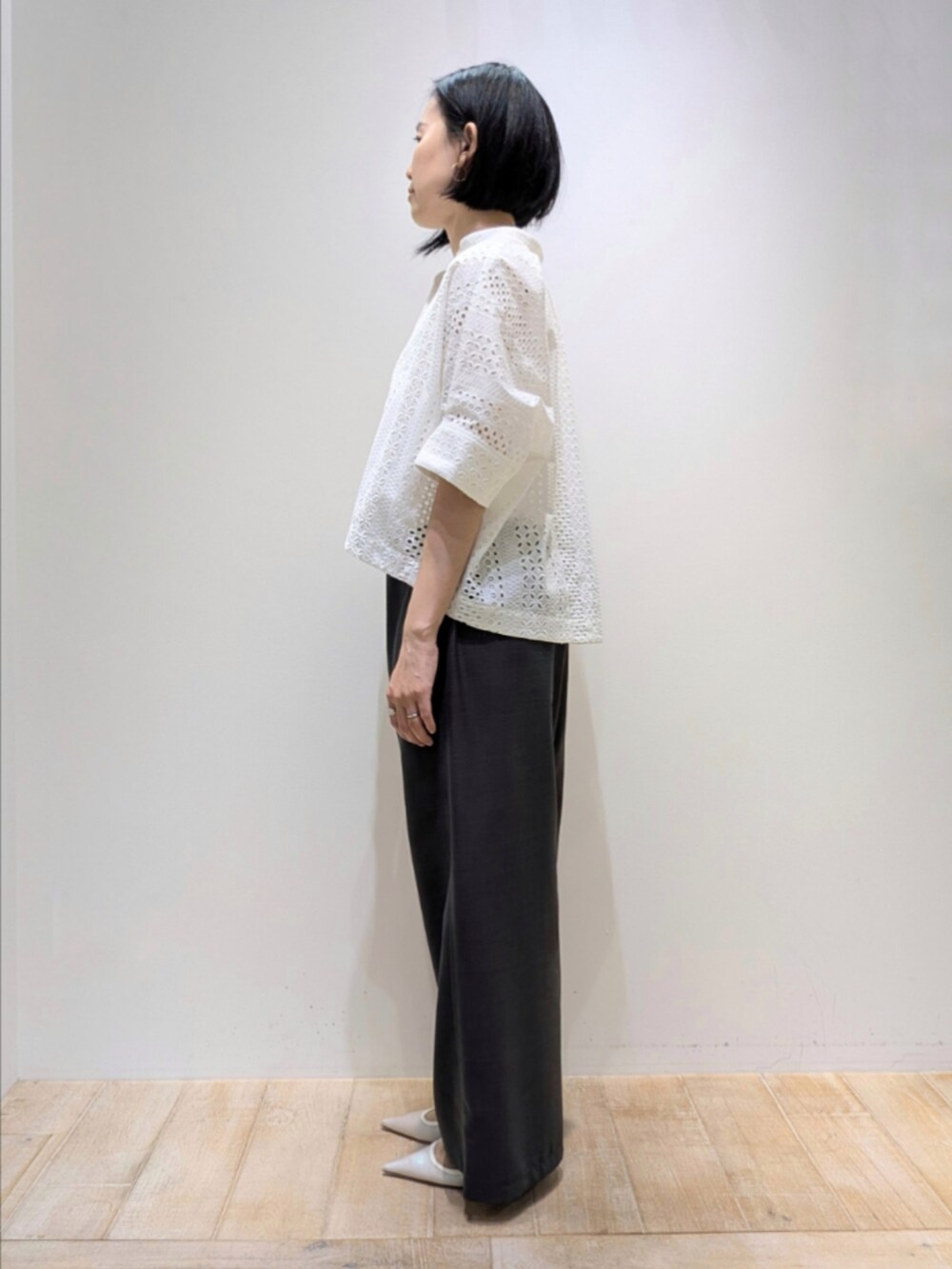 ホワイト系のタンクトップ、グレー系のその他パンツ、ホワイト系のシャツ/ブラウスを着用したレディースの夏コーディネートの4枚目の写真