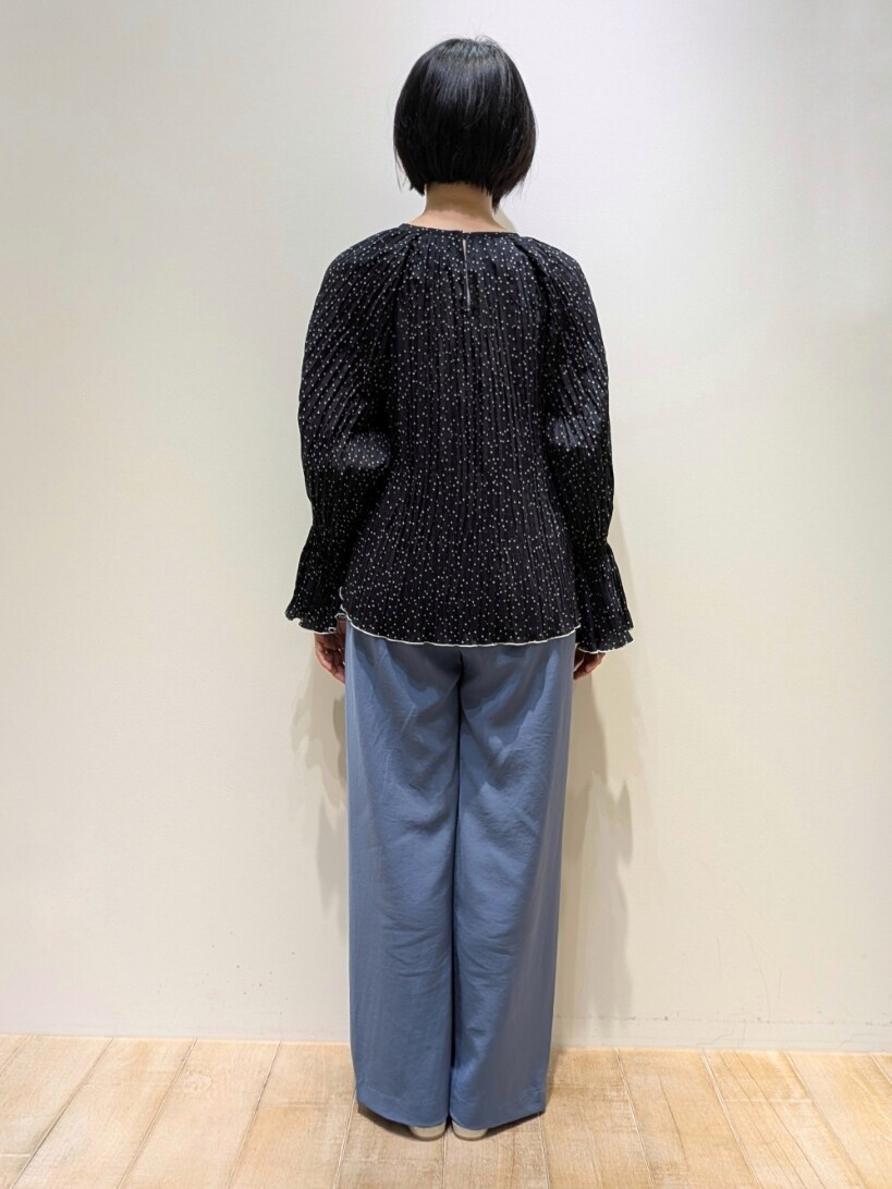 ブルー系のシャツ/ブラウス、ブルー系のスラックスを着用したレディースの冬コーディネートの3枚目の写真