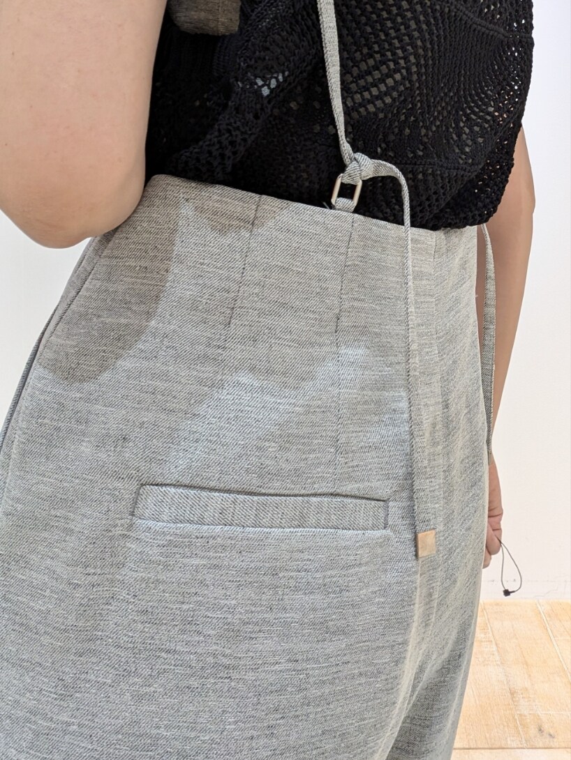 ブラック系のニット/セーター、グレー系のその他パンツを着用したレディースの夏コーディネートの3枚目の写真