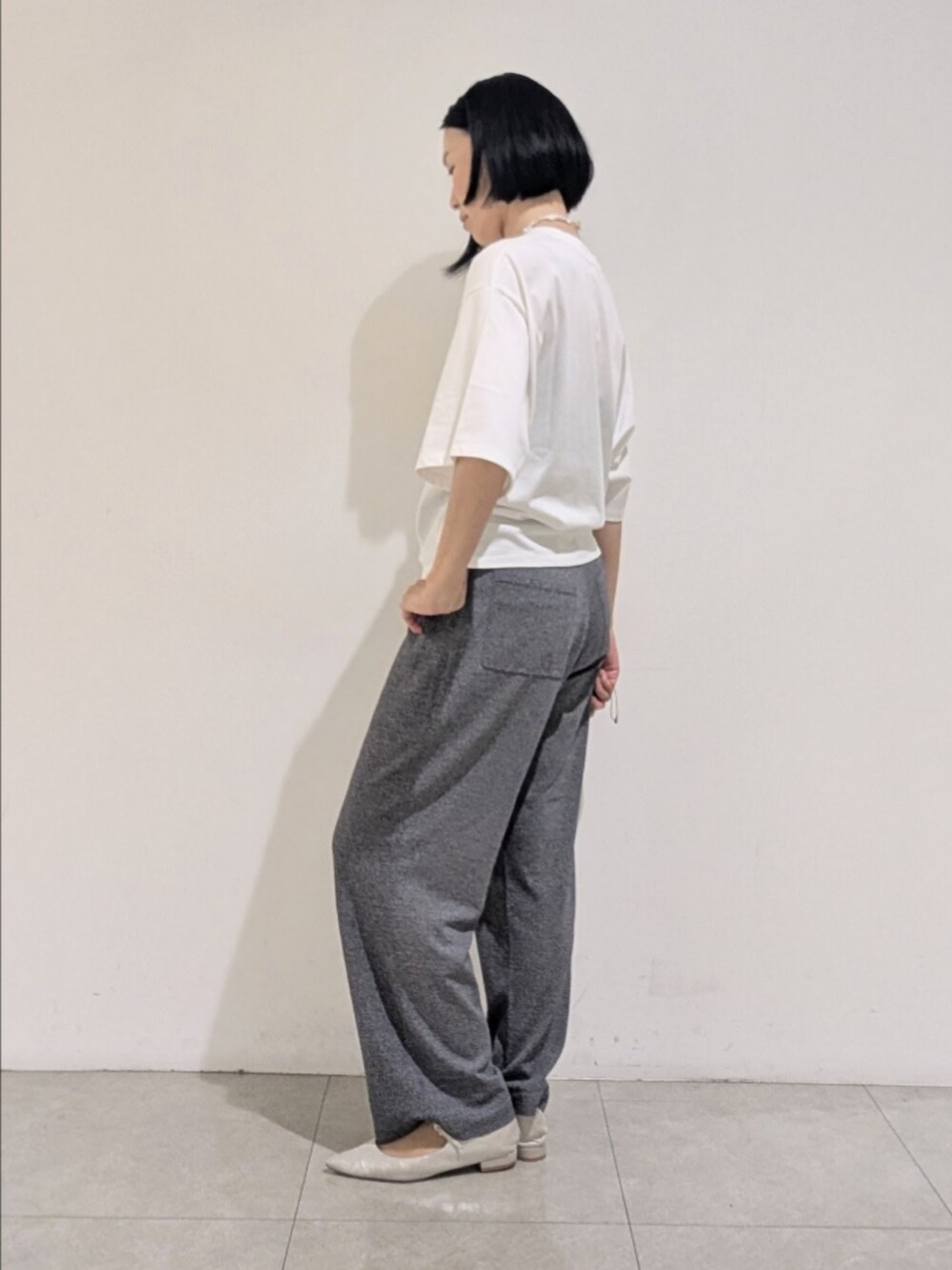 ホワイト系のTシャツ/カットソー、グレー系のその他パンツ、ゴールド系のネックレスを着用したレディースの夏コーディネートの5枚目の写真