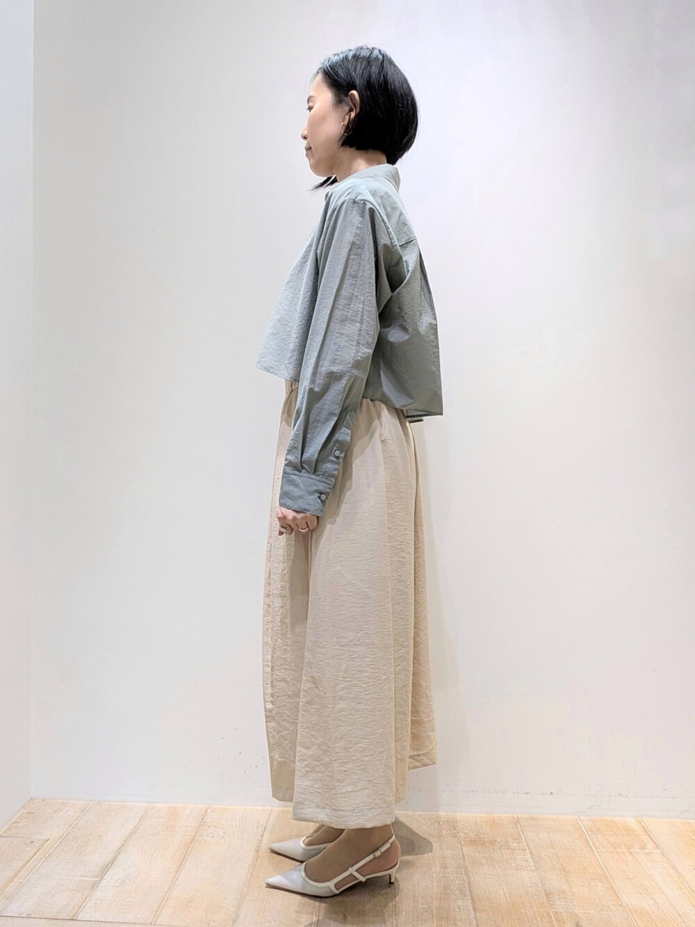 グリーン系のシャツ/ブラウス、ベージュ系のその他パンツを着用したレディースの夏コーディネートの2枚目の写真