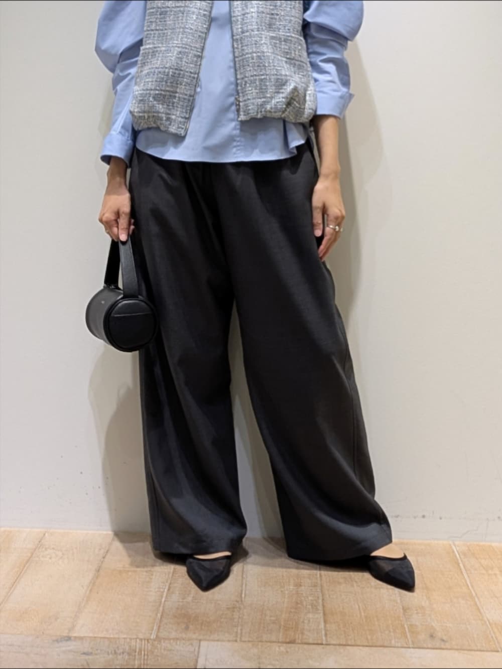 グレー系のその他パンツ、ブルー系のシャツ/ブラウス、シルバー系のブルゾンを着用したレディースの秋コーディネートの3枚目の写真