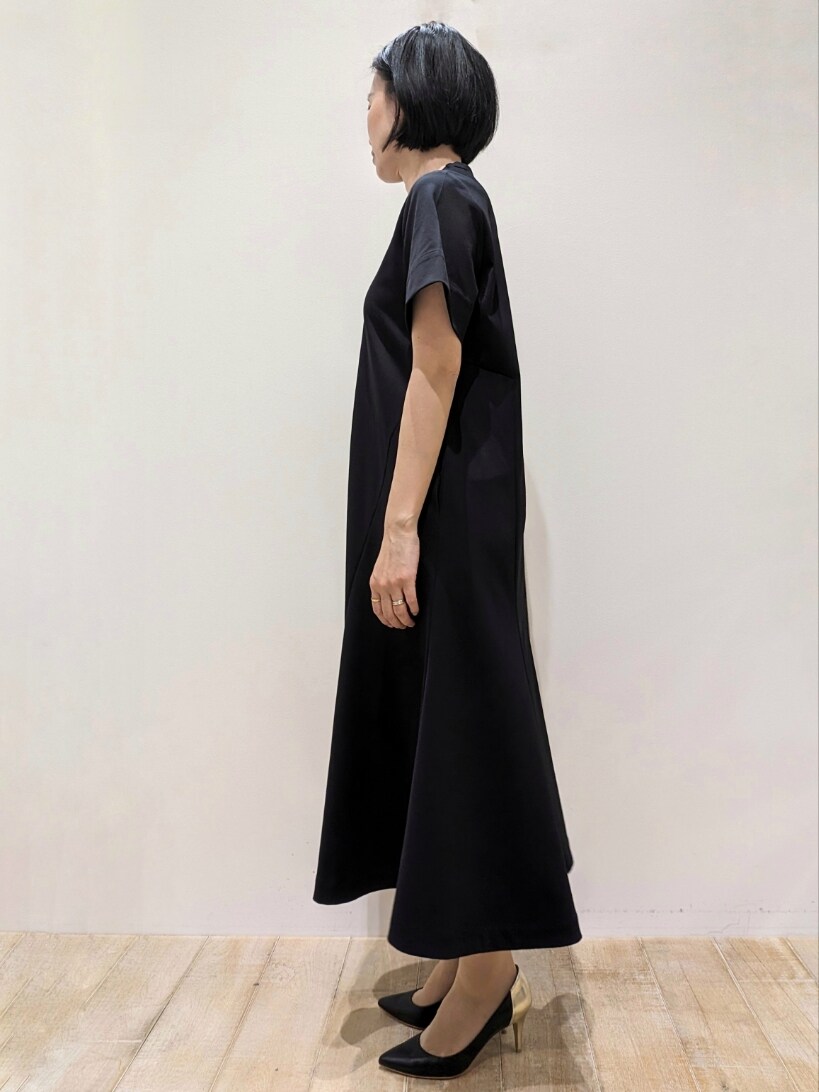 ブラック系のワンピースを着用したレディースの春コーディネートの2枚目の写真