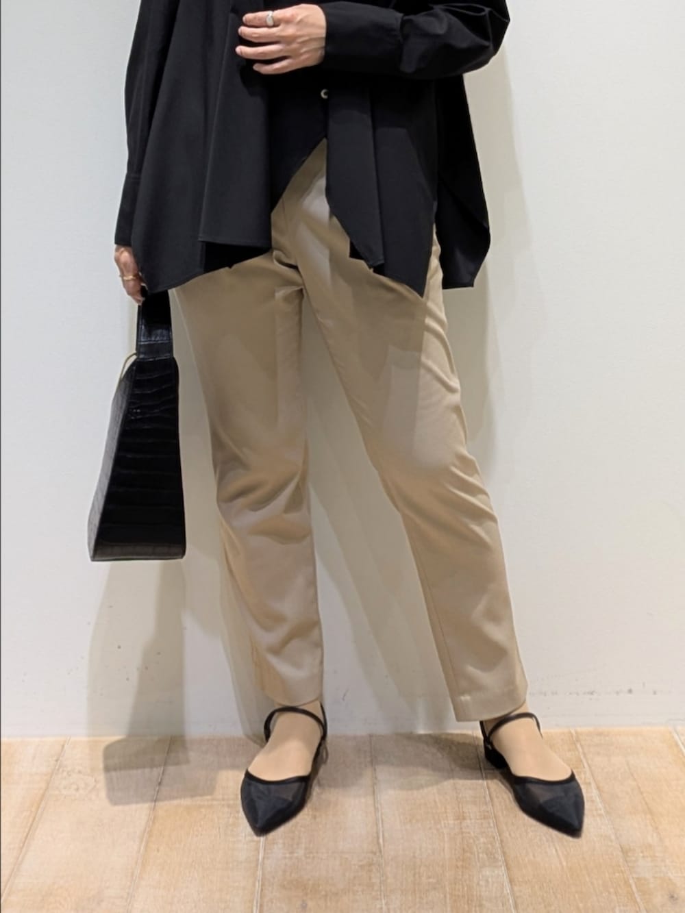 ブラック系のその他パンツ、ブラック系のシャツ/ブラウスを着用したレディースの秋コーディネートの3枚目の写真