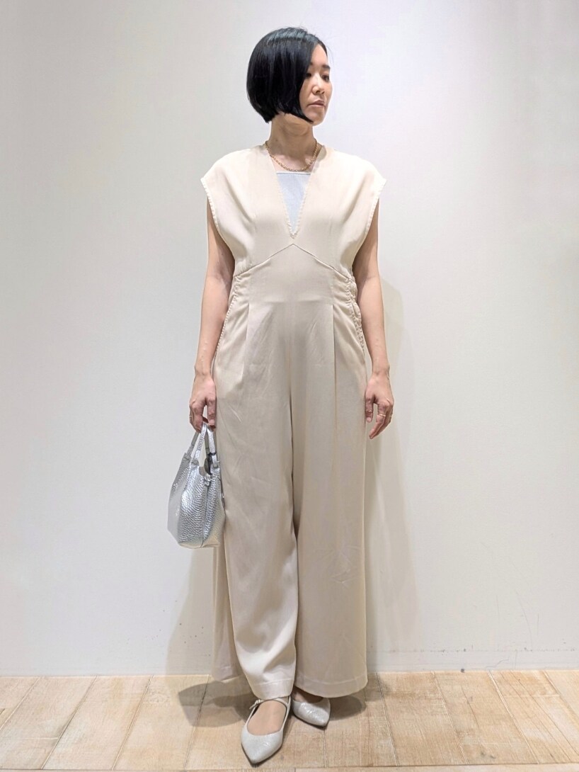 ホワイト系のサロペット/オーバーオール、グレー系のタンクトップを着用したレディースの春コーディネートの2枚目の写真