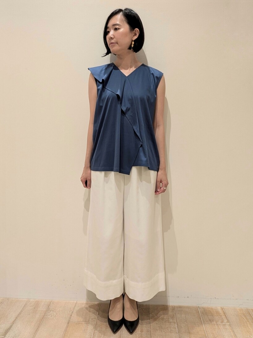 ブルー系のシャツ/ブラウス、ホワイト系のその他パンツを着用したレディースの夏コーディネートの4枚目の写真