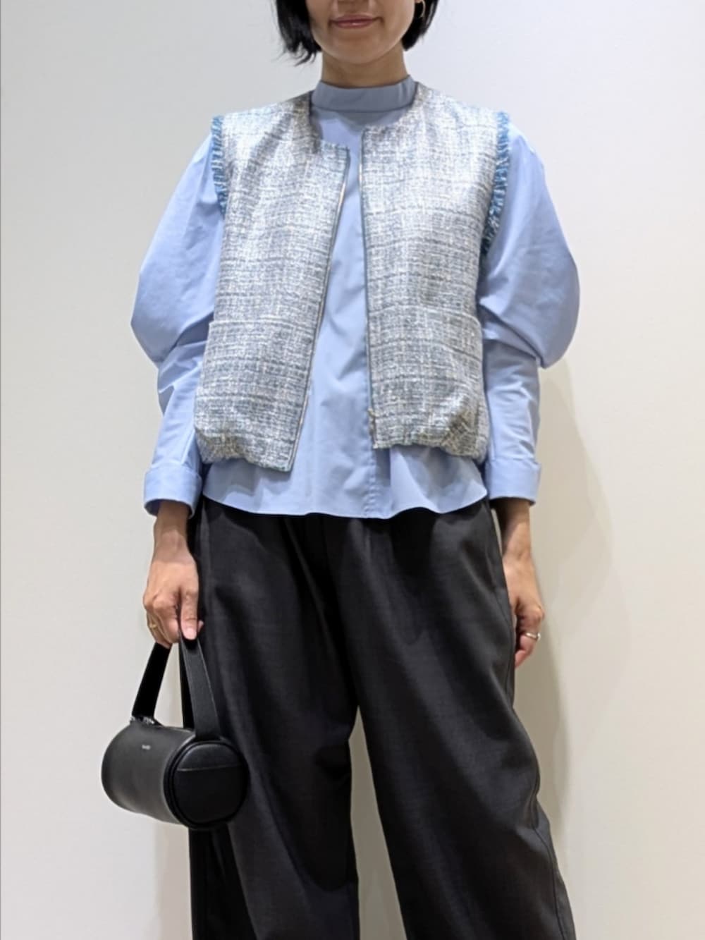 グレー系のその他パンツ、ブルー系のシャツ/ブラウス、シルバー系のブルゾンを着用したレディースの秋コーディネートの2枚目の写真