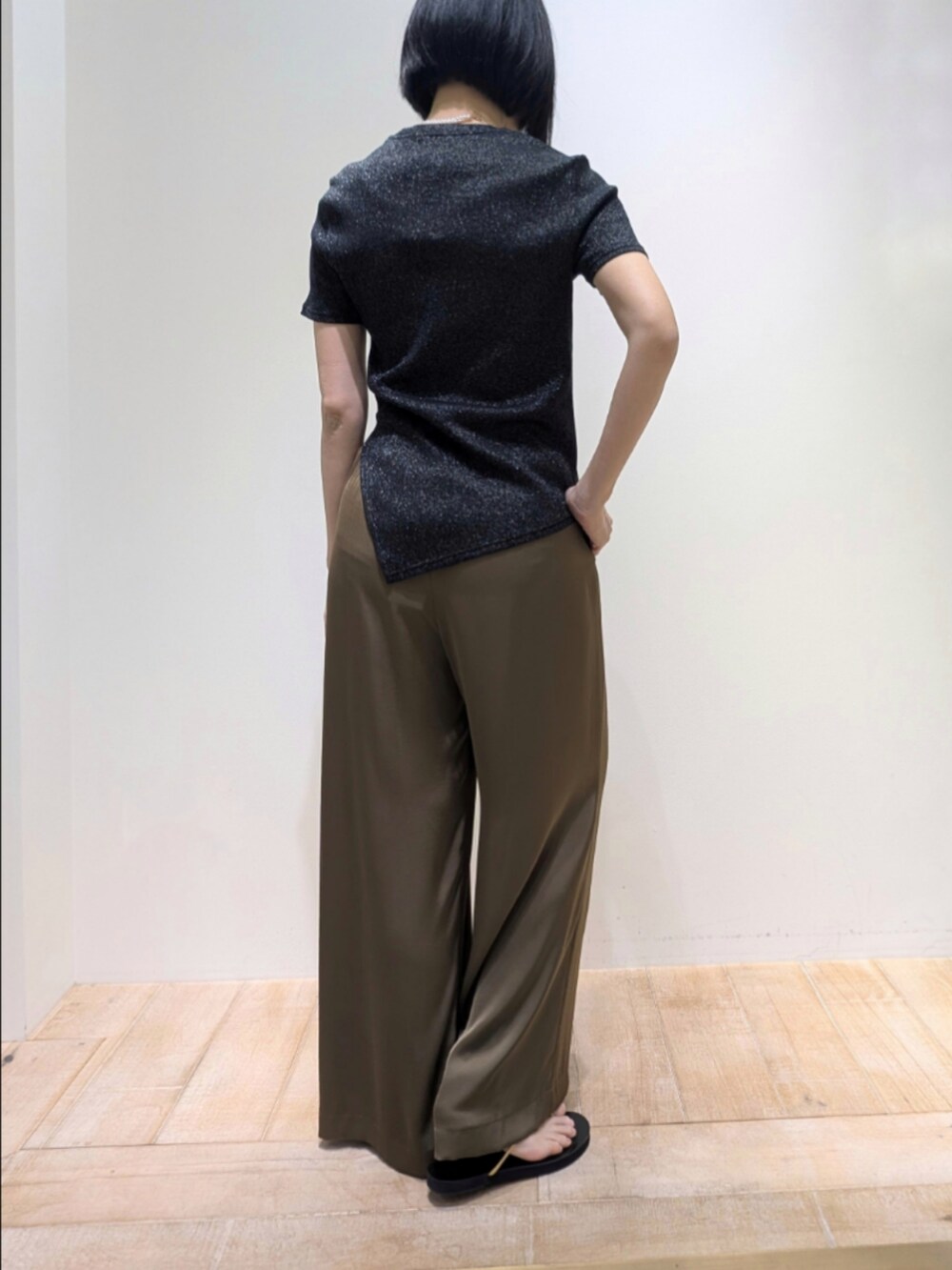 グリーン系のその他パンツ、ブラック系のTシャツ/カットソー、ゴールド系のチョーカーを着用したレディースの春コーディネートの5枚目の写真