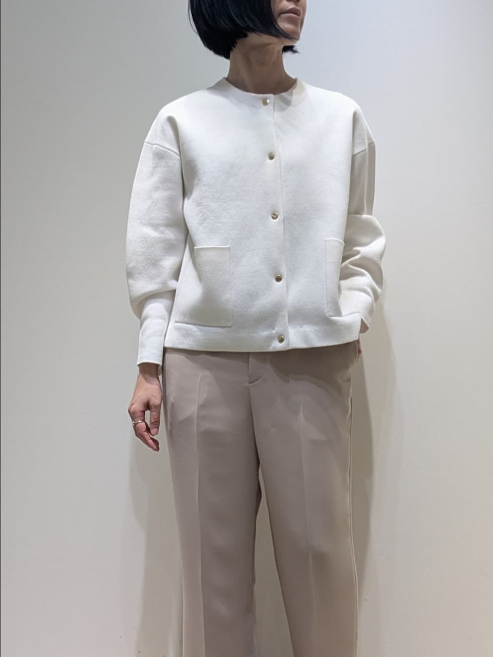 ホワイト系のカーディガン/ボレロ、ベージュ系のその他パンツを着用したレディースの冬コーディネートの2枚目の写真