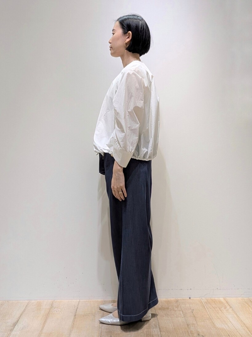 ブルー系のその他パンツ、グレー系のタンクトップ、ホワイト系のブルゾンを着用したレディースの春コーディネートの3枚目の写真