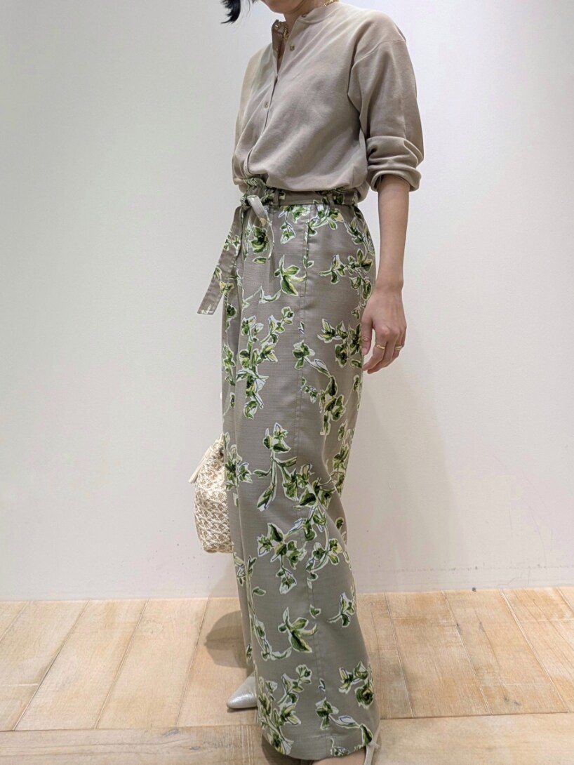 ベージュ系のカーディガン/ボレロ、ブラウン系のその他パンツ、ホワイト系のショルダーバッグを着用したレディースの春コーディネートの2枚目の写真