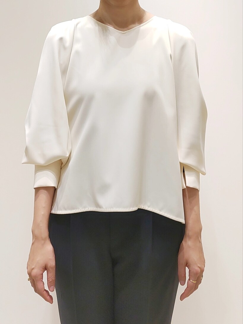 ブルー系のスラックス、ホワイト系のシャツ/ブラウスを着用したレディースの冬コーディネートの2枚目の写真