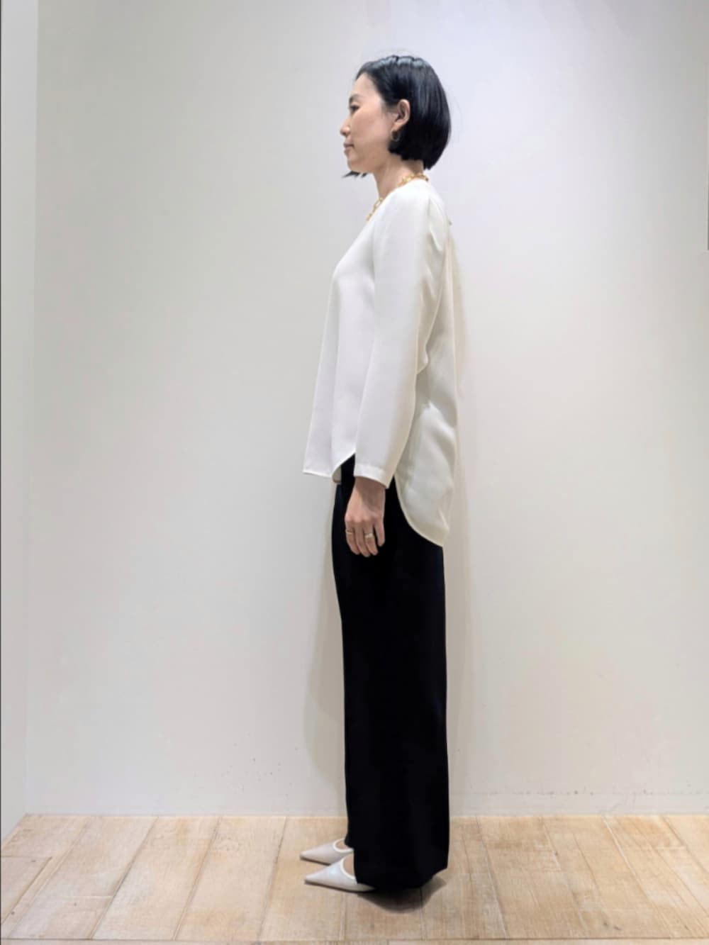 ホワイト系のシャツ/ブラウス、ブルー系のその他パンツを着用したレディースの冬コーディネートの4枚目の写真