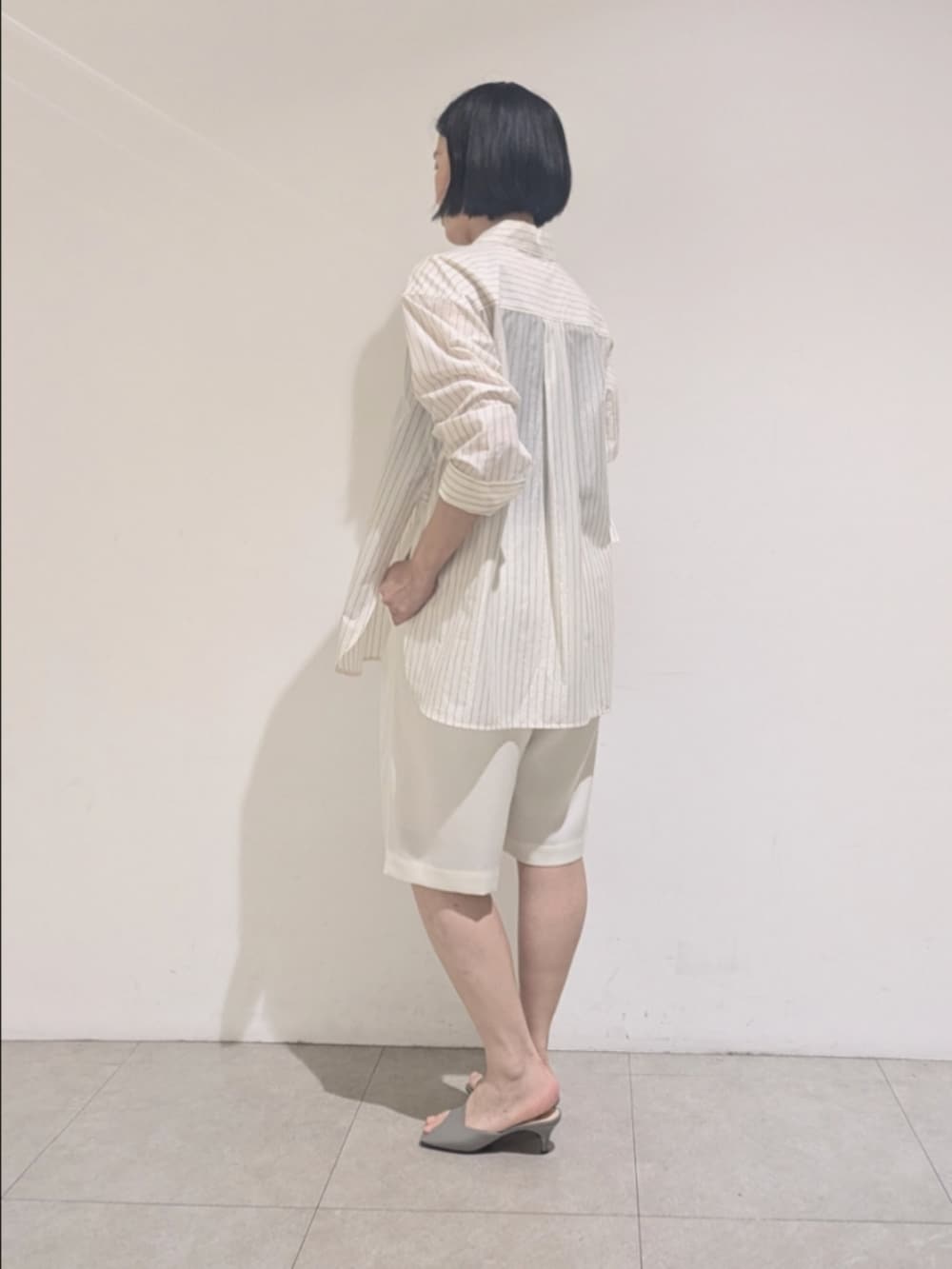 ホワイト系のシャツ/ブラウス、ホワイト系のその他パンツ、ゴールド系のネックレスを着用したレディースの夏コーディネートの4枚目の写真