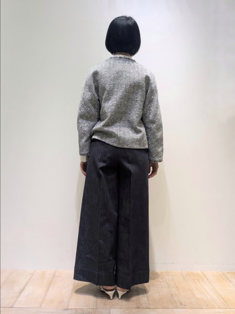 ブラック系のテーラードジャケット、ホワイト系のシャツ/ブラウス、ブルー系のデニムパンツを着用したレディースの冬コーディネートの5枚目の写真