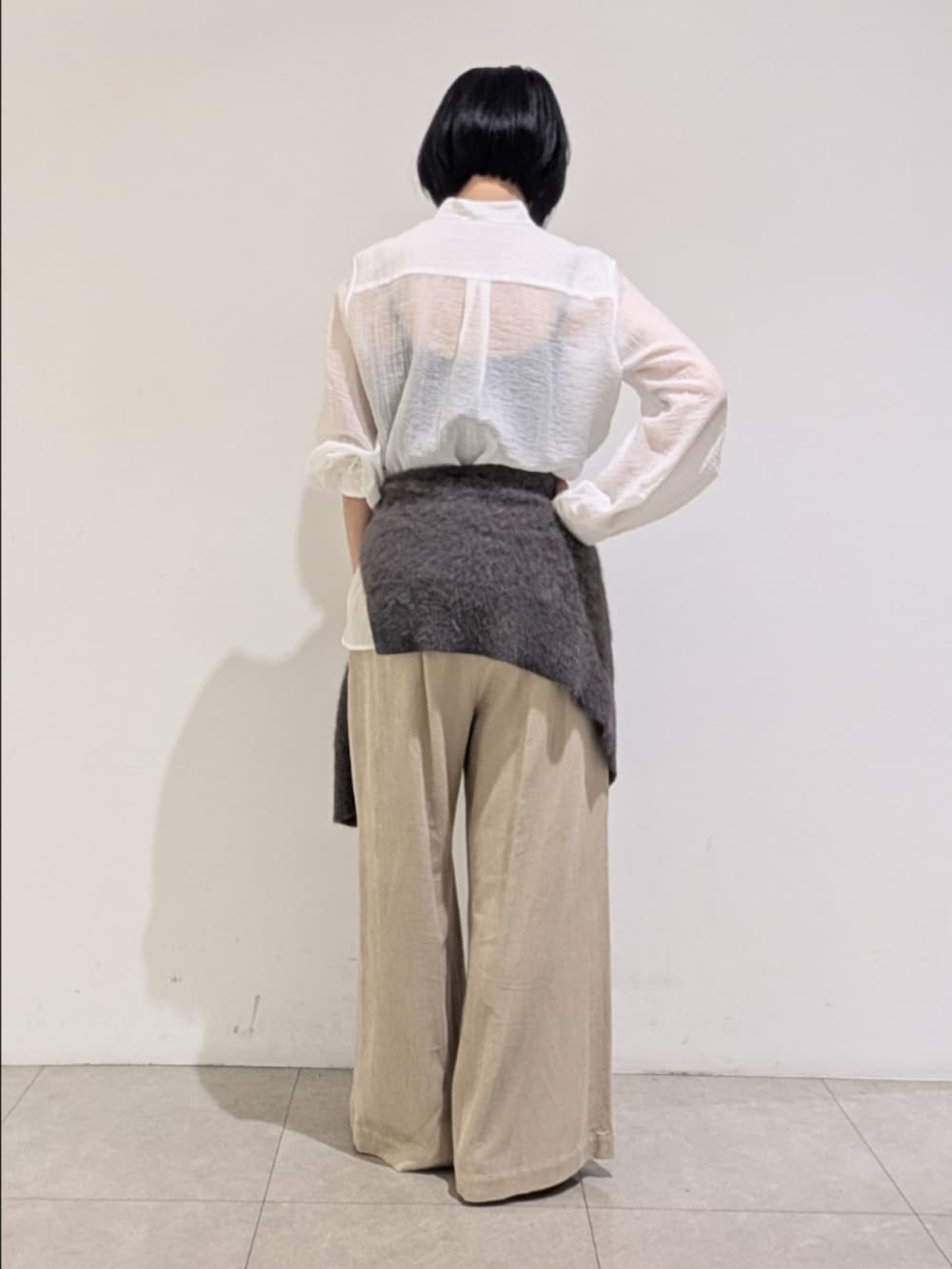 ホワイト系のシャツ/ブラウス、ベージュ系のその他パンツ、ブラウン系のストール/ショールを着用したレディースの秋コーディネートの5枚目の写真