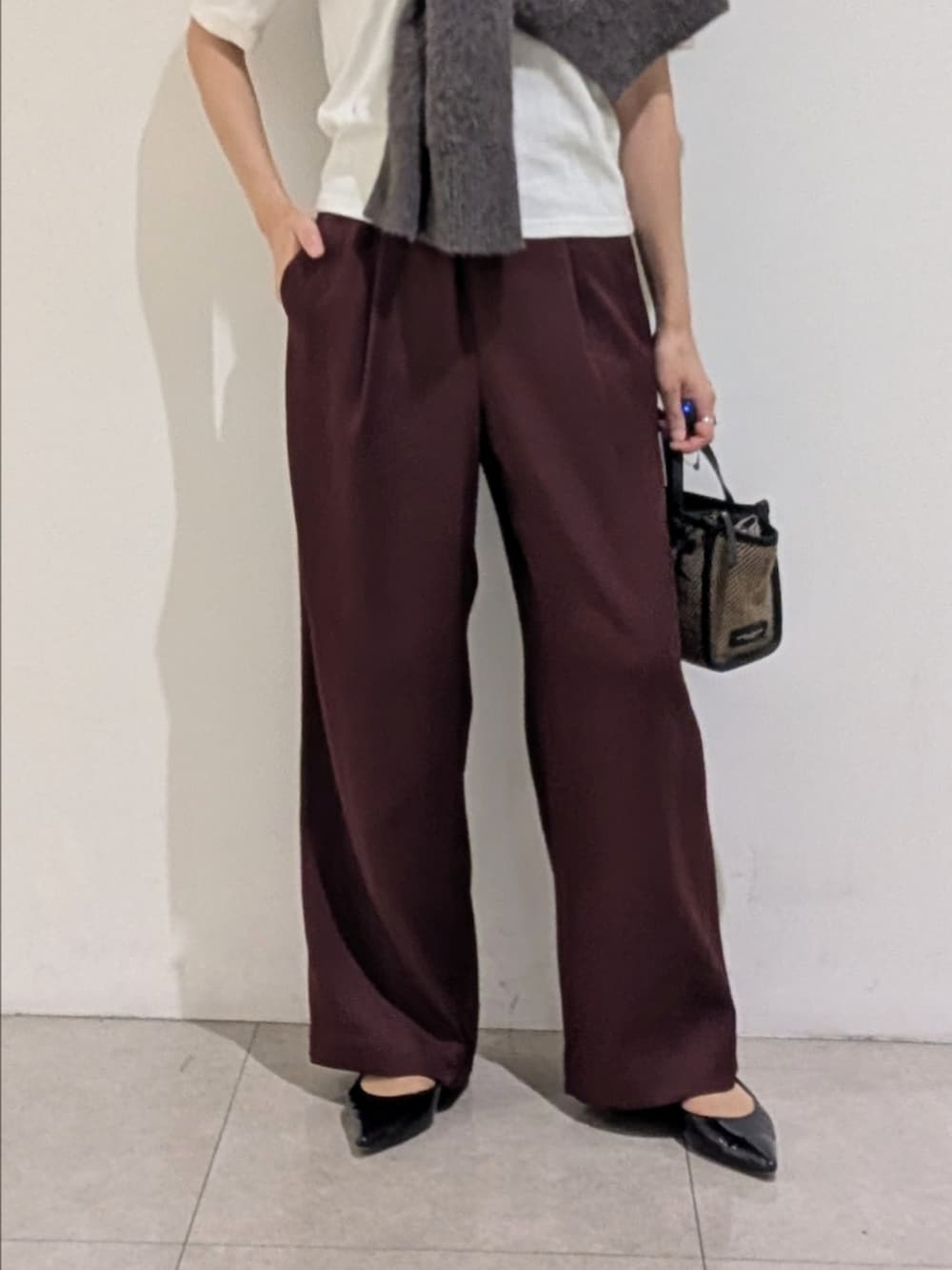 ホワイト系のTシャツ/カットソー、レッド系のその他パンツ、ブラウン系のストール/ショールを着用したレディースの夏コーディネートの4枚目の写真