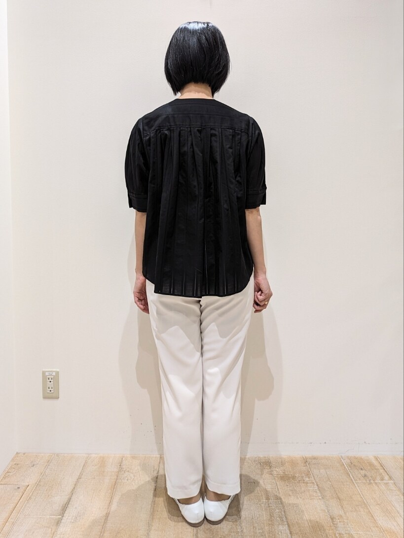 ブラック系のシャツ/ブラウス、ホワイト系のその他パンツを着用したレディースの夏コーディネートの3枚目の写真