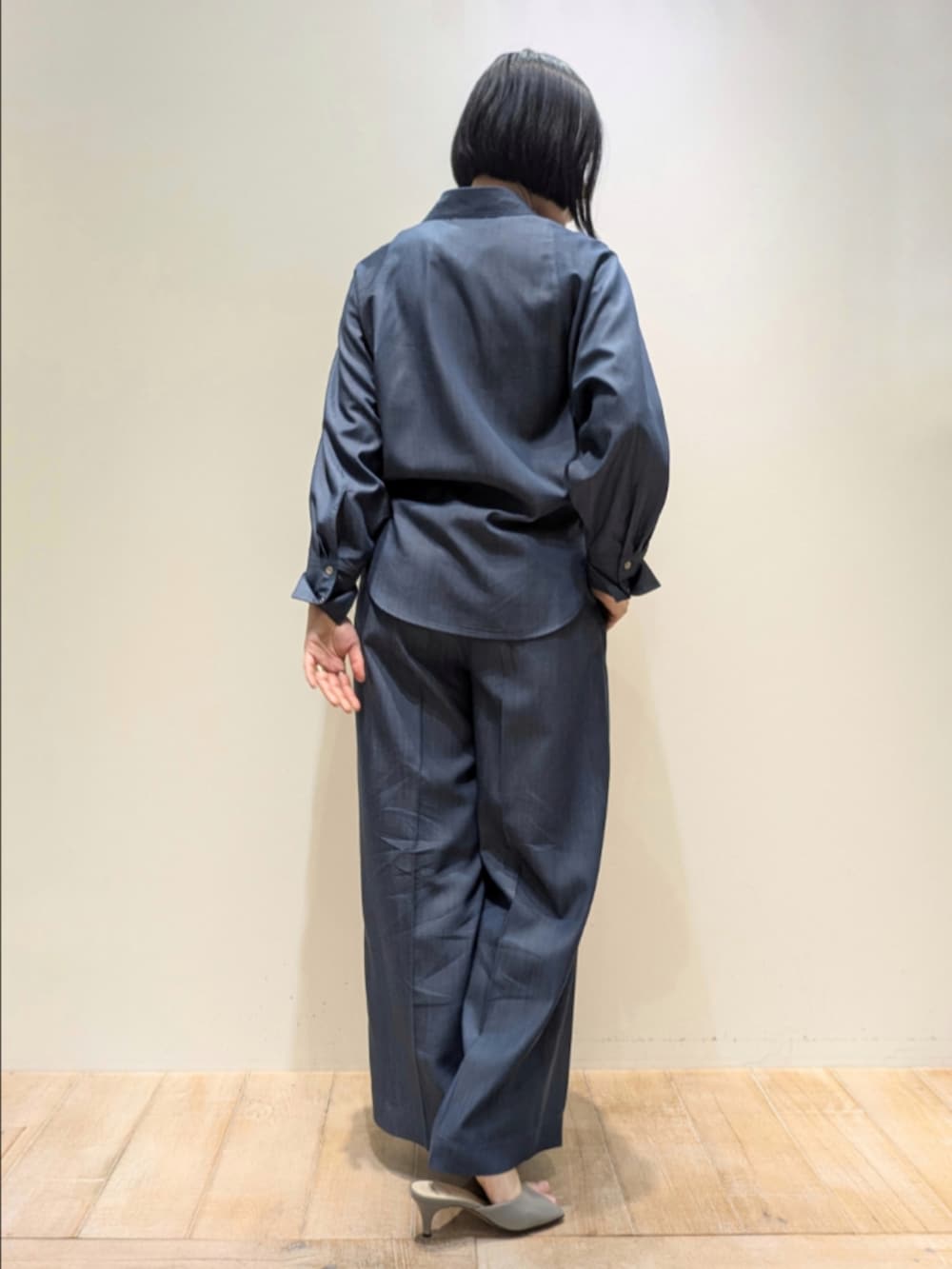 ブルー系のシャツ/ブラウス、ブルー系のその他パンツ、ブラウン系のショルダーバッグを着用したレディースの冬コーディネートの5枚目の写真