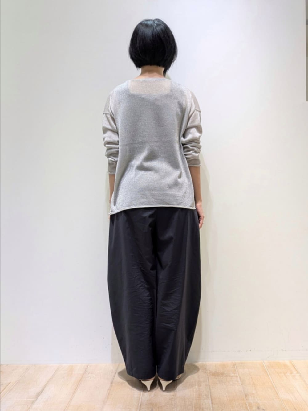 シルバー系のニット/セーター、ブルー系のカーゴパンツを着用したレディースの夏コーディネートの5枚目の写真