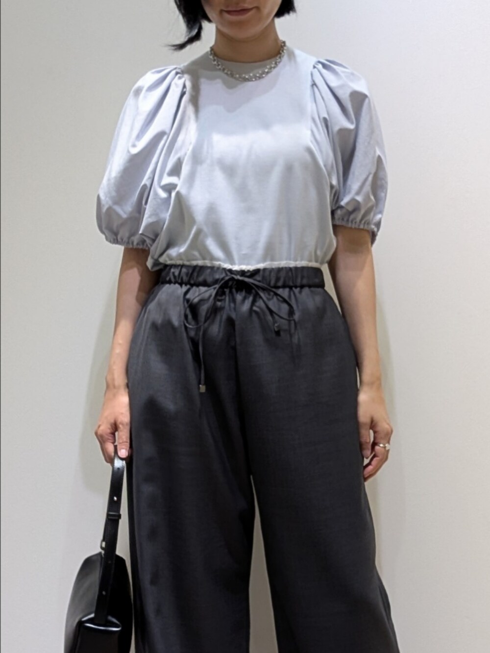 ブルー系のTシャツ/カットソー、グレー系のその他パンツを着用したレディースの夏コーディネートの2枚目の写真