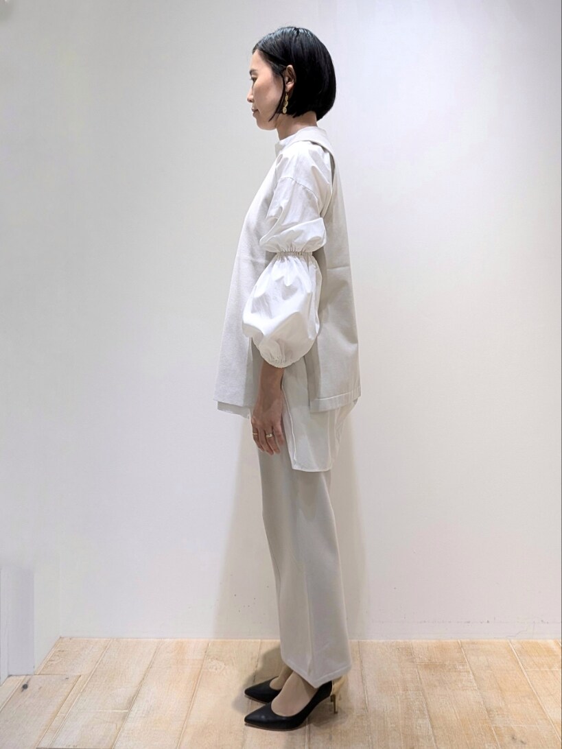 ホワイト系のシャツ/ブラウス、グレー系のその他パンツ、グレー系のベストを着用したレディースの秋コーディネートの2枚目の写真