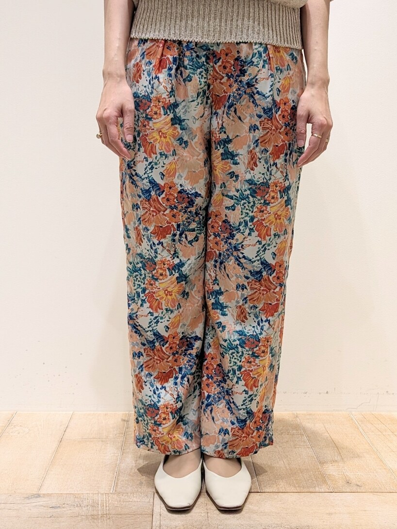 グレー系のその他パンツ、ベージュ系のニット/セーターを着用したレディースの春コーディネートの2枚目の写真