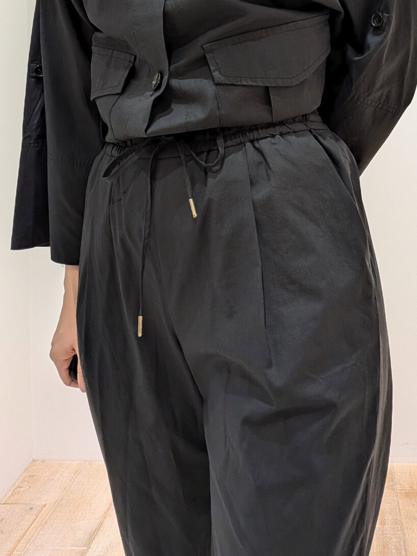 ブラック系のシャツ/ブラウス、ブラック系のその他パンツを着用したレディースの秋コーディネートの4枚目の写真