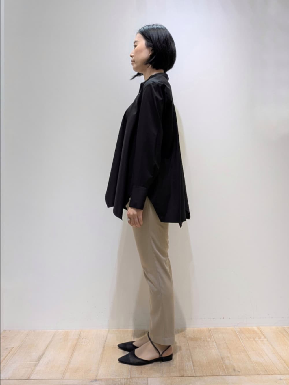 ブラック系のその他パンツ、ブラック系のシャツ/ブラウスを着用したレディースの秋コーディネートの4枚目の写真