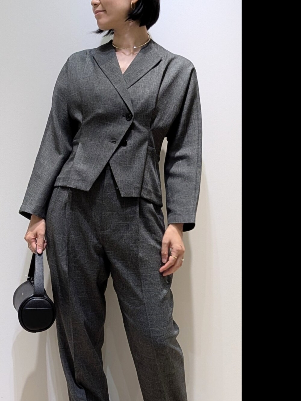 グレー系のその他パンツ、グレー系のテーラードジャケット、シルバー系のチョーカーを着用したレディースの秋コーディネートの2枚目の写真