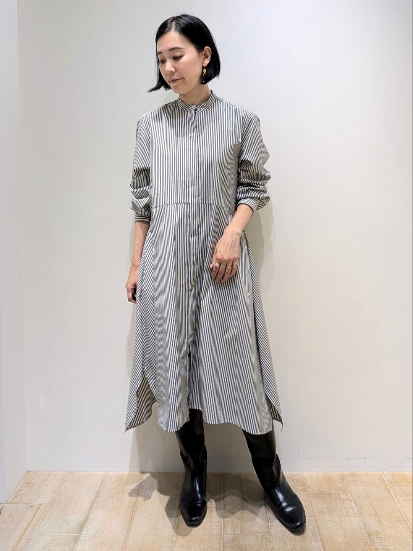 ブラック系のワンピースを着用したレディースの夏コーディネートの2枚目の写真