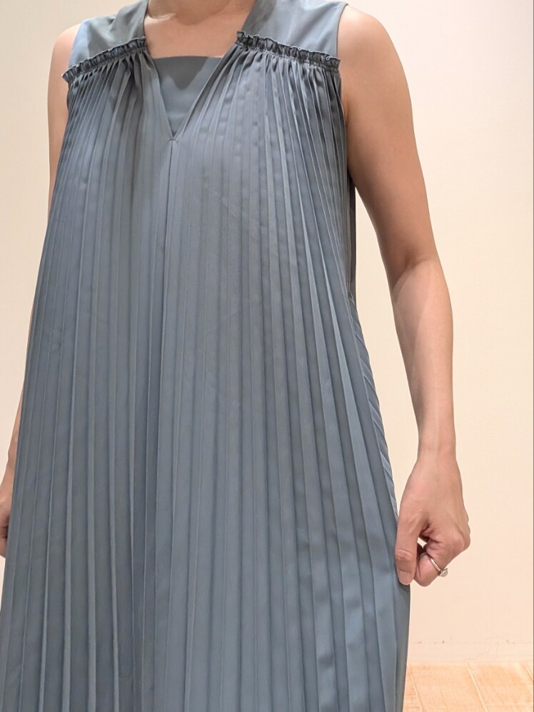 ブルー系のワンピースを着用したレディースの夏コーディネートの4枚目の写真