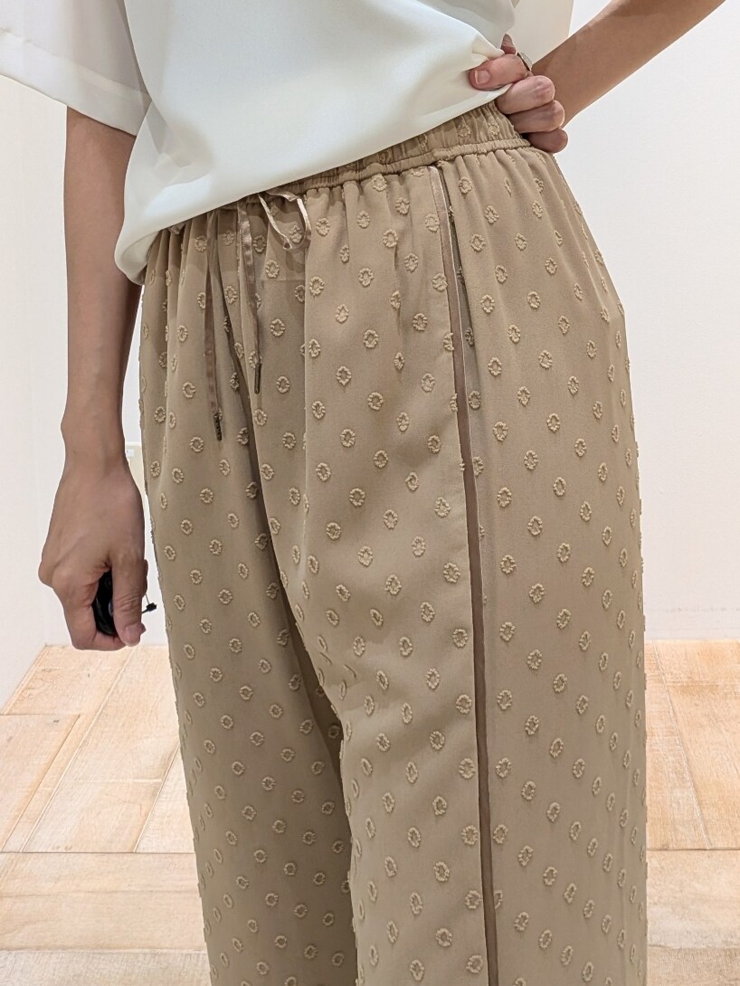 ベージュ系のその他パンツ、ホワイト系のTシャツ/カットソーを着用したレディースの秋コーディネートの4枚目の写真