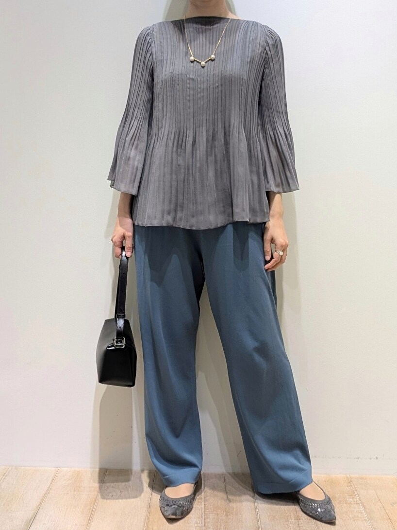 グレー系のシャツ/ブラウス、グリーン系のその他パンツを着用したレディースの春コーディネートの5枚目の写真