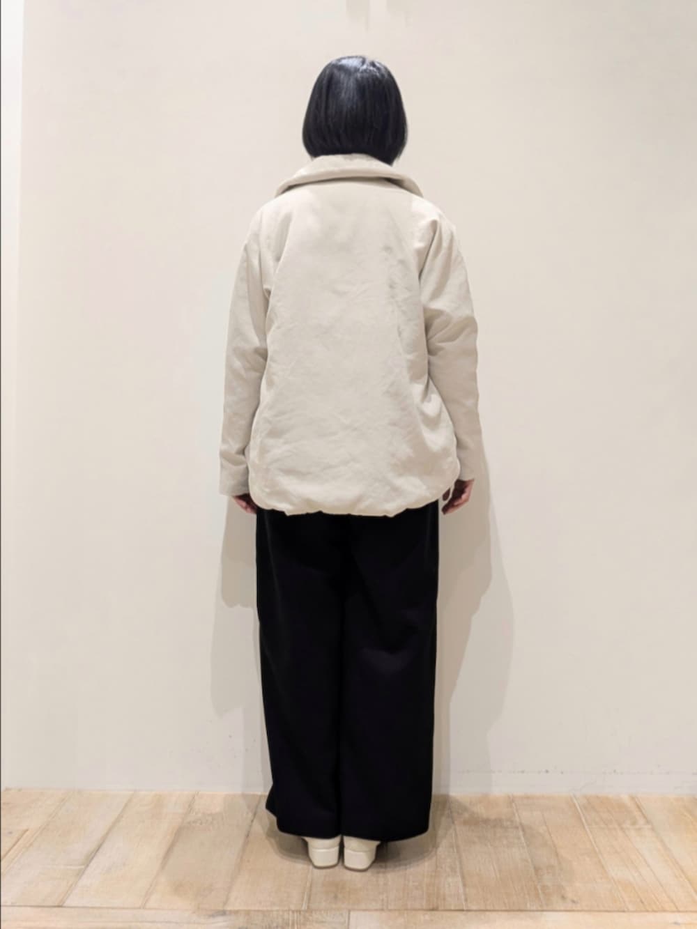 ベージュ系のダウンジャケット/コート、ブラック系のシャツ/ブラウス、ブラック系のその他パンツを着用したレディースの冬コーディネートの5枚目の写真