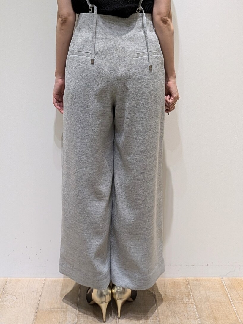 ブラック系のニット/セーター、グレー系のその他パンツを着用したレディースの夏コーディネートの4枚目の写真