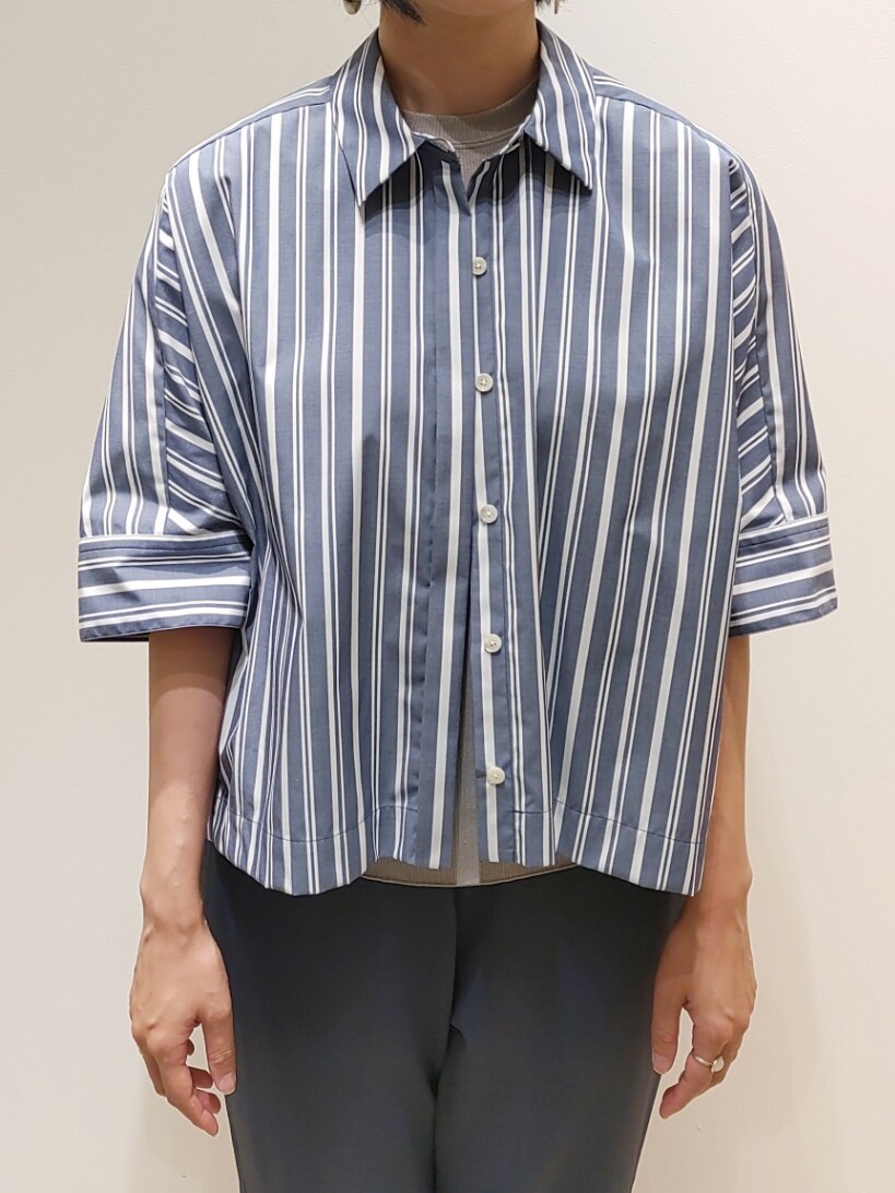 ブラウン系のシャツ/ブラウス、グレー系のTシャツ/カットソー、ブルー系のその他パンツを着用したレディースの夏コーディネートの2枚目の写真