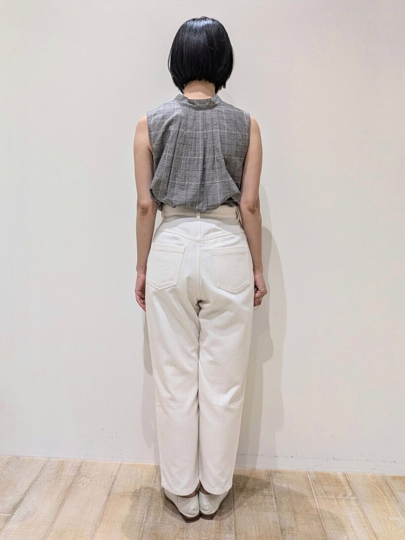 ブラック系のタンクトップ、ホワイト系のデニムパンツを着用したレディースの夏コーディネートの2枚目の写真