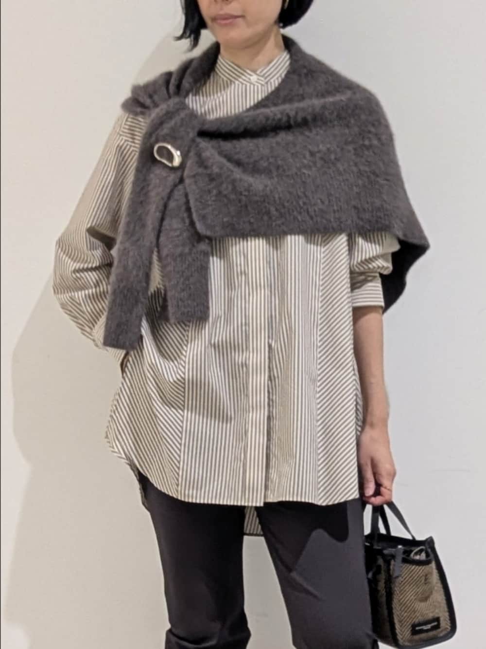 ベージュ系のシャツ/ブラウス、グレー系のその他パンツ、ブラウン系のストール/ショールを着用したレディースの秋コーディネートの2枚目の写真
