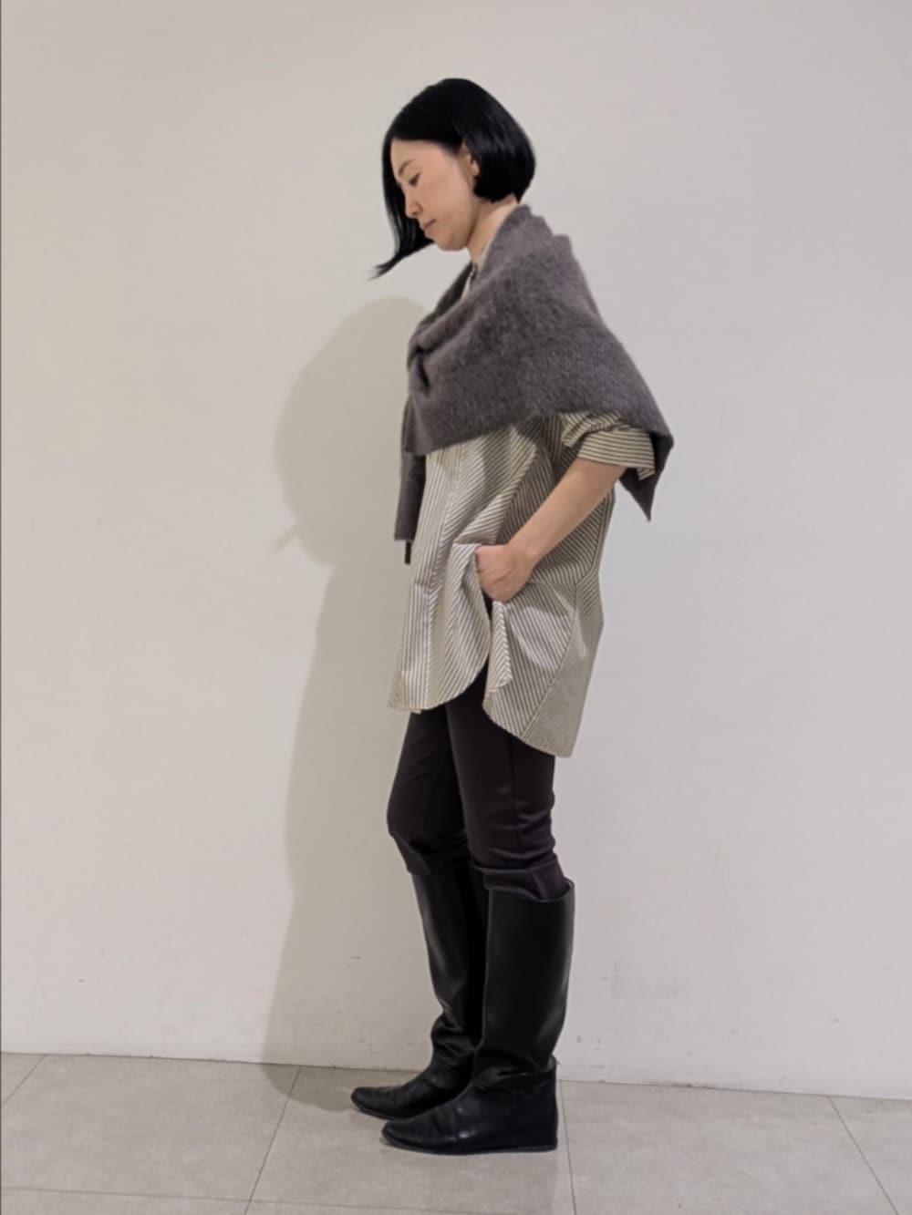 ベージュ系のシャツ/ブラウス、グレー系のその他パンツ、ブラウン系のストール/ショールを着用したレディースの秋コーディネートの4枚目の写真